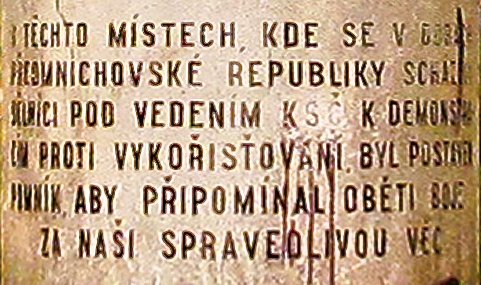Dokud byl ještě pomník v centru zájmu politicky orientovaných osob, byl často poškozován. Dnešní osádka parku však o zkratku KSČ nejeví pražádný zájem a věnuje se raději vínu z krabice.