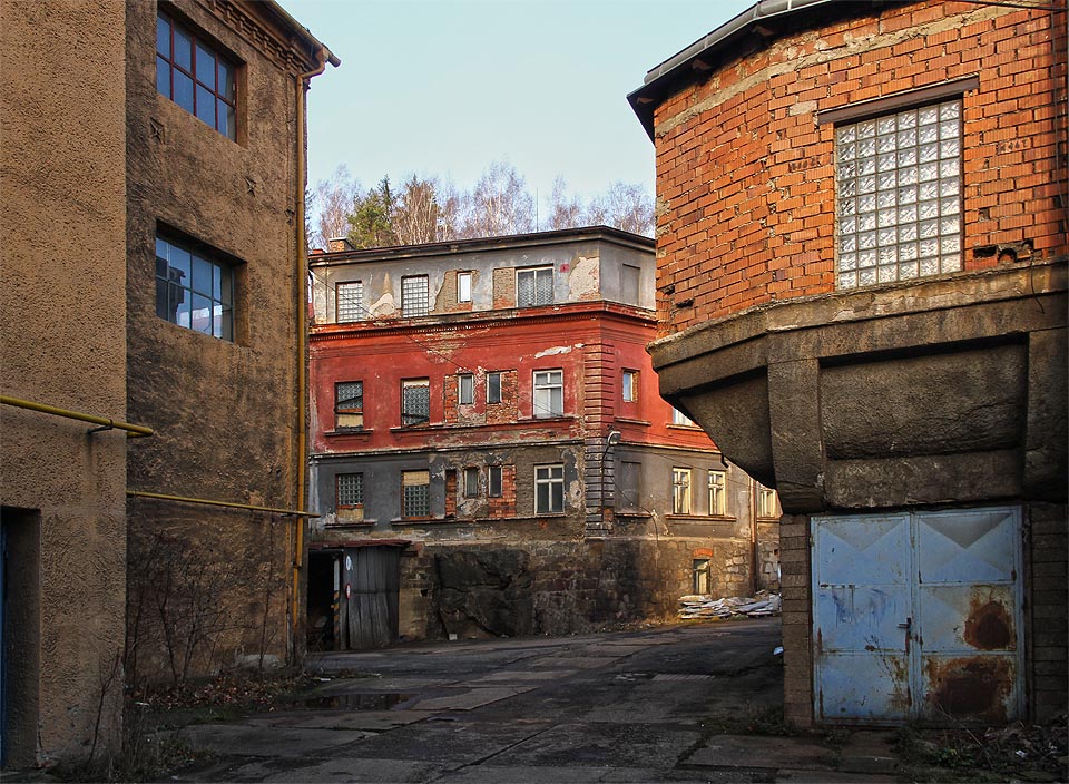 Stísněný pocit uvnitř areálu, kde jsou budovy na sebe namačkány co nejtěsněji, provoz umožňoval.