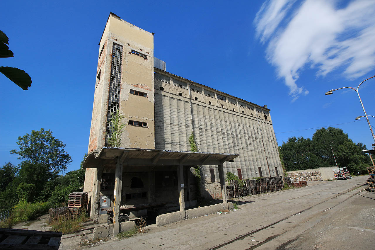 Nejpůsobivější budovou lukavické papírny je nevyužívané a opuštěné papírenské silo.