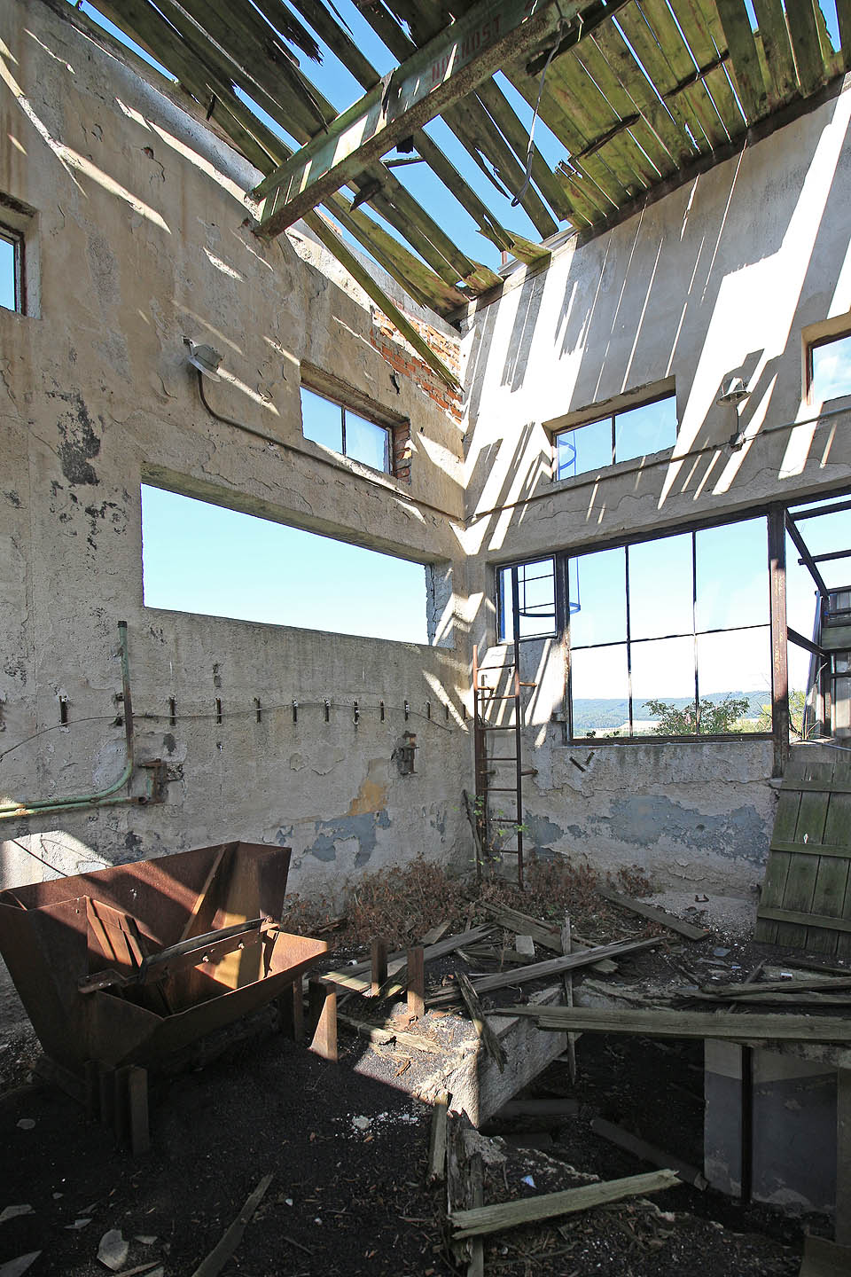 Rozpadlá střecha sila prosvícená srpnovým sluncem nám připomíná chátrající cukrovary na Kubě.