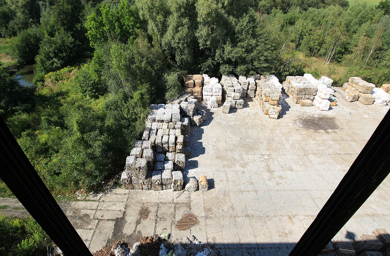 Po přetržce je papírna dnes opět v provozu. Namísto sila však recyklovaný papír čeká na své zpracování na skládce na ostrově pod ním. A místo lanovky ho vozí do továrny vysokozdvižné vozíky a gumovými koly.