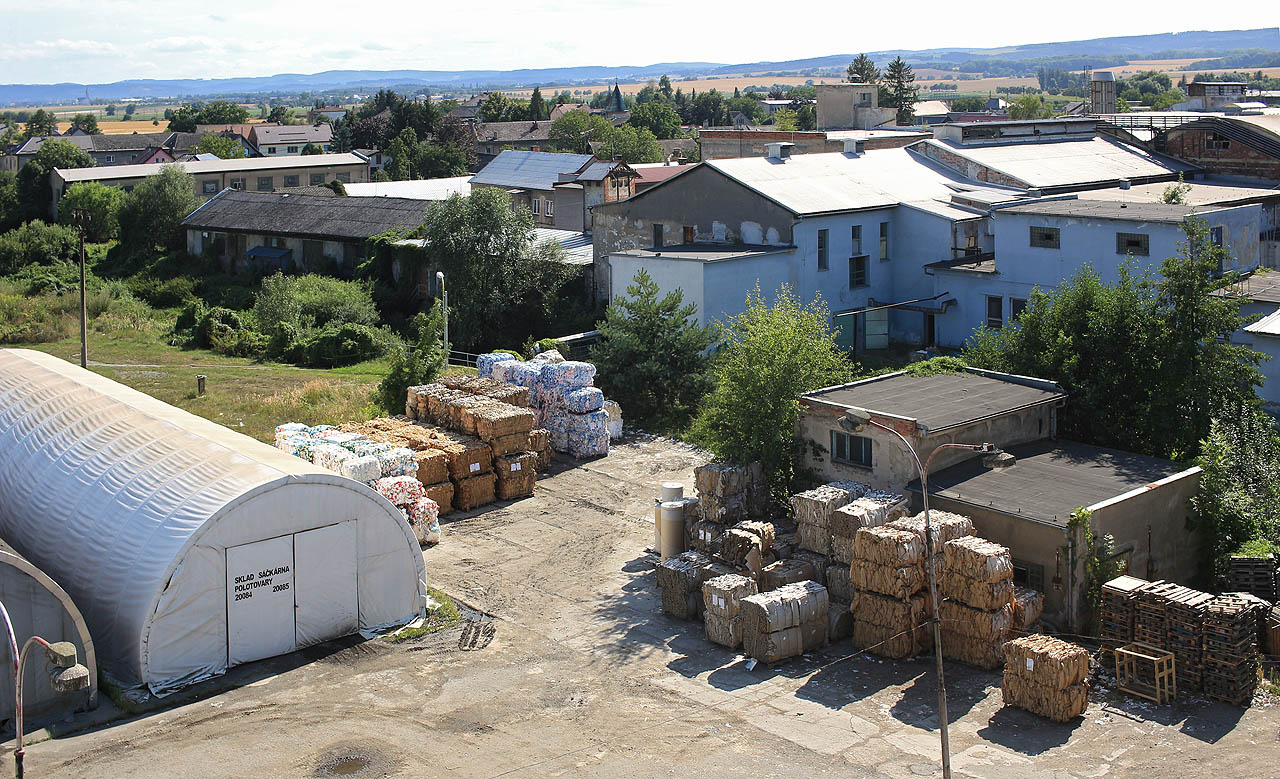 Rovina se tu táhne do daleka, až pod první hřbítky Drahanské vrchoviny. Jedním z údolí na obzoru by ji měl překonat i staletí diskutovaný kanál Dunaj-Odra-Labe.