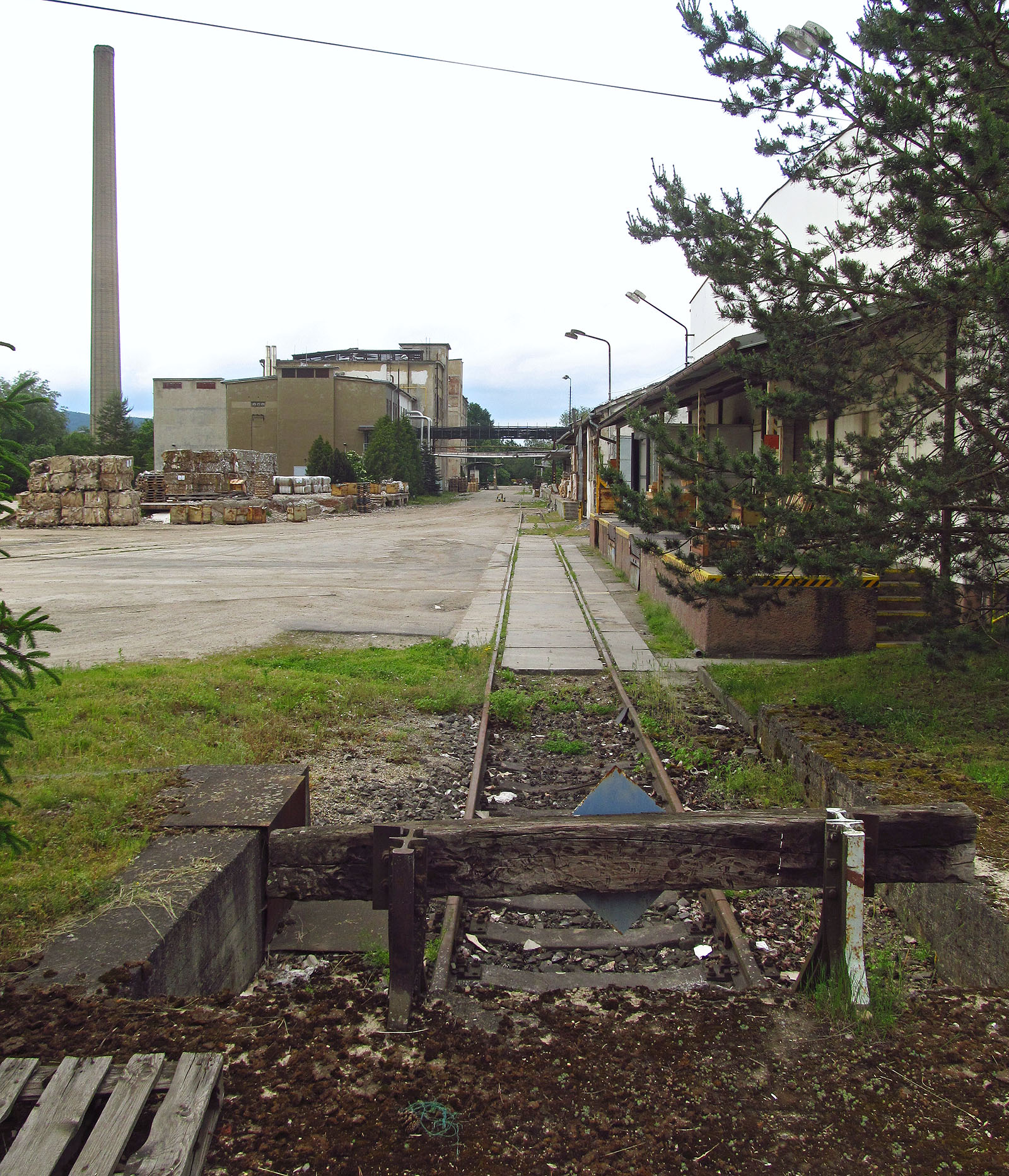 Loučíme se s papírnou, která nedávno oslavila první století své existence a do další stovky let jí přejeme hodně úspěchu.
