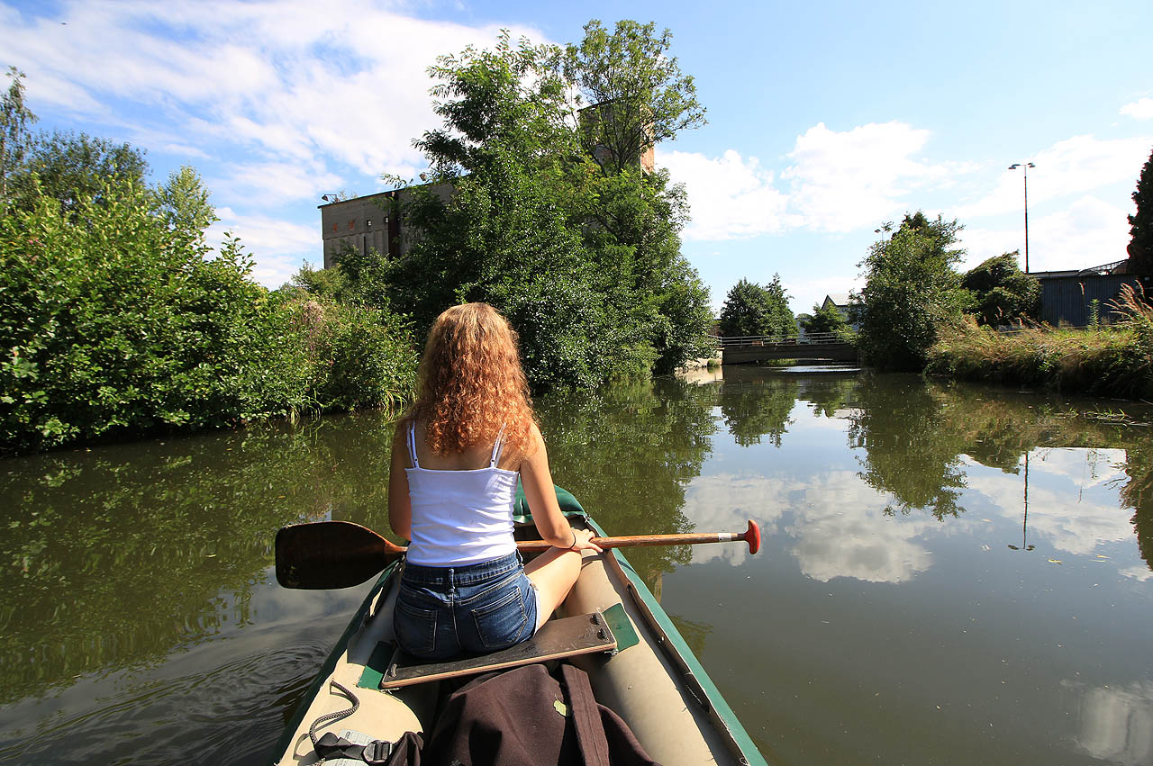 Vplouváme do areálu stejnou rasou, kudy tečou vody pohánějící zdejší elektrárnu. Opuštěné silo se schovává za stromem, ale našim zrajům neunikne.