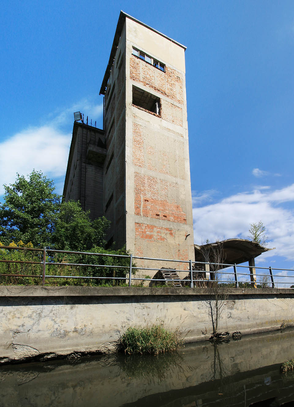 Strohá stěna stavby pocházející zřejmě ze 30. nebo 40. let 20. století postupně pozbývá omítku, která ji desetiletí chránila před povětrností.
