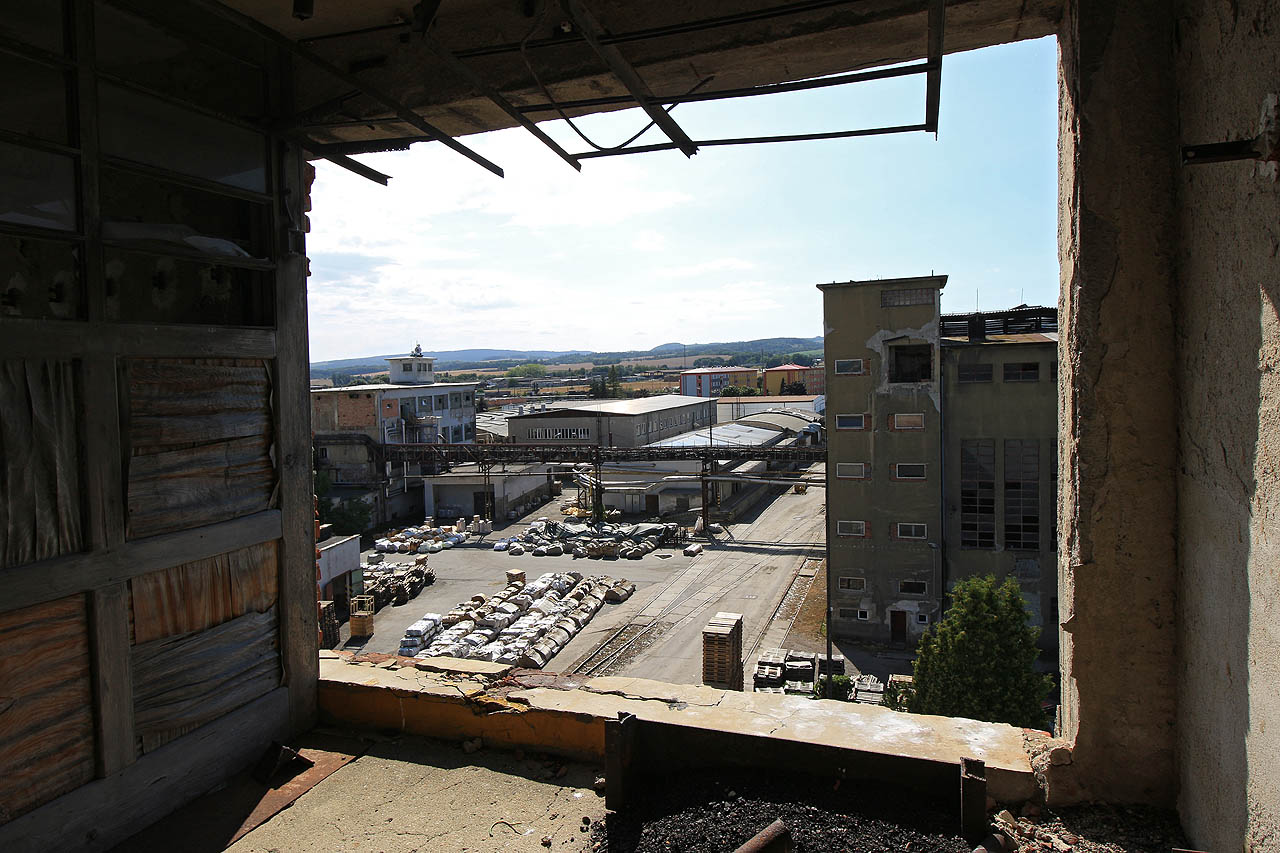 Neméně zajímavý je výhled z okna sila na provozní budovu na opačném břehu náhonu. Obdobné temné okno ve věži bylo zřejmě kdysi protější stanicí lanovky nebo mostní konstrukce, která druhdy sloužila k dopravě papírové hmoty ze sila do vlastní papírny.