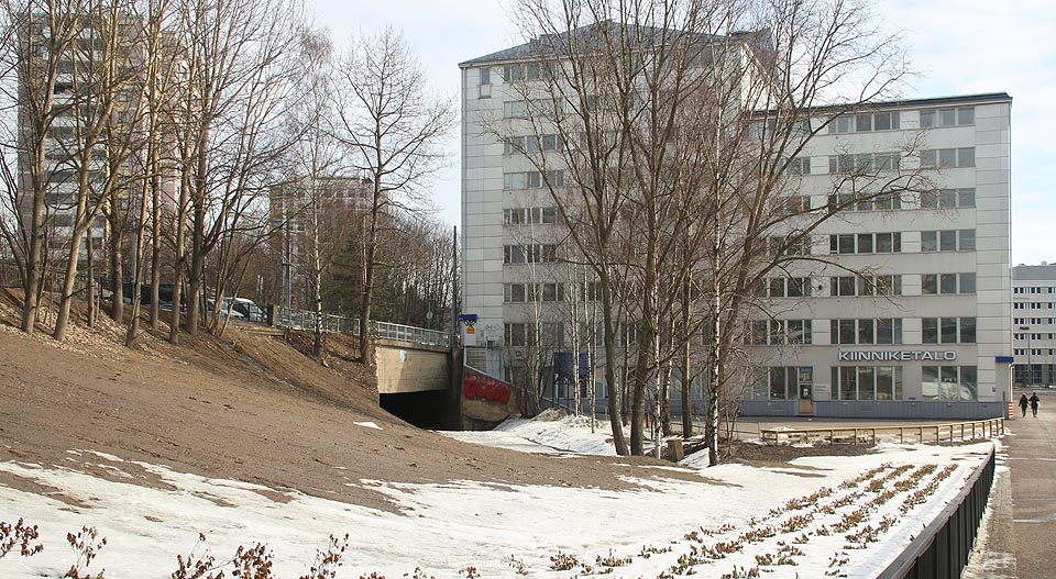 Pohled na jihozápadní portál tunelu z ulice Teollisuuskatu. Trasu staré i nové přístavní vlečky lze dodnes na mapě města dobře vystopovat podle tvaru ulic, které kdysi lemovaly koleje.