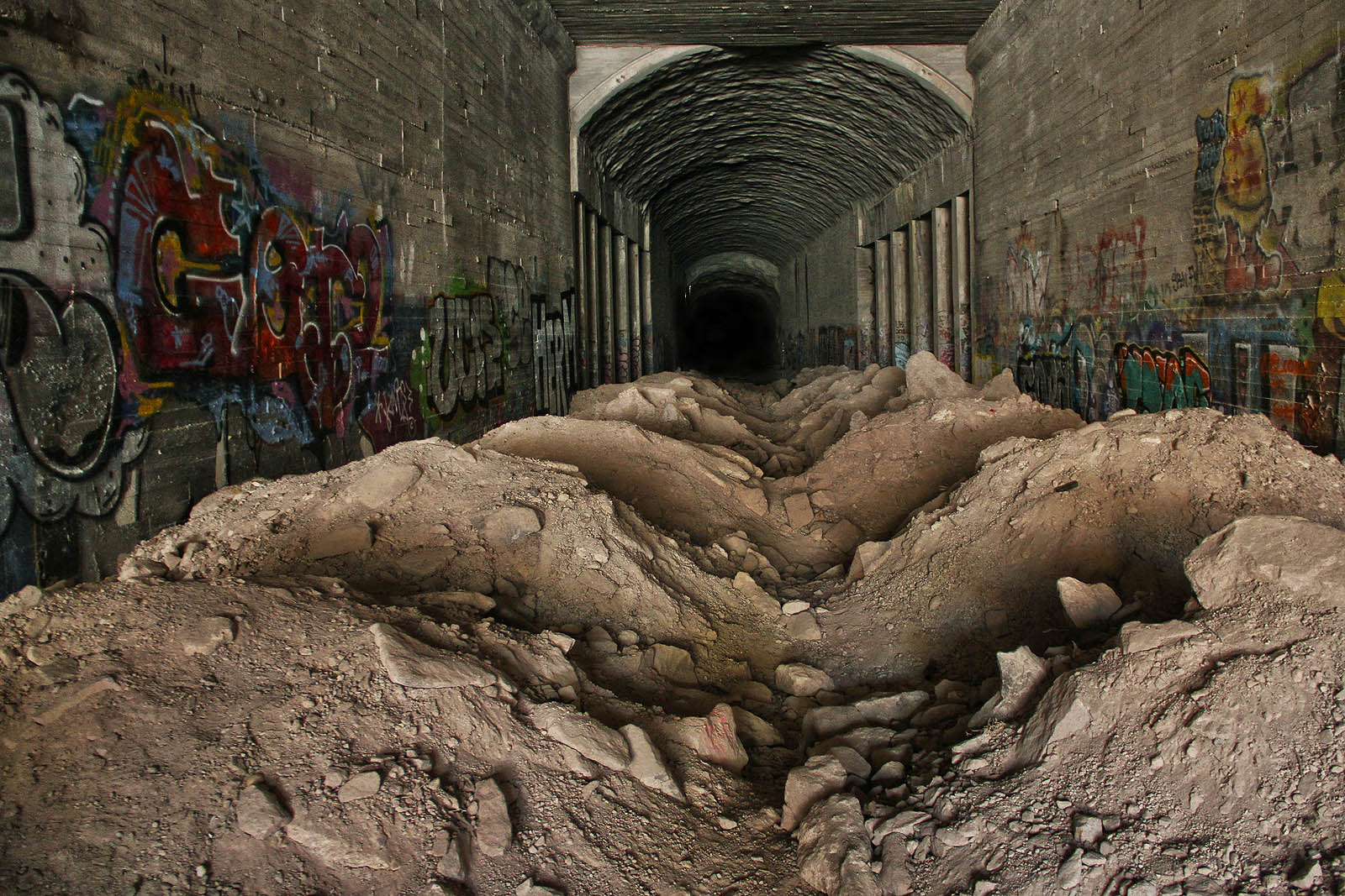 Opuštěný pasilský železniční tunel je dlouhý 580 m a víceméně přímy kromě pozvolného oblouku hned za jihozápadním portálem poblíž železniční stanice Pasila a bývalých drážních dílen.