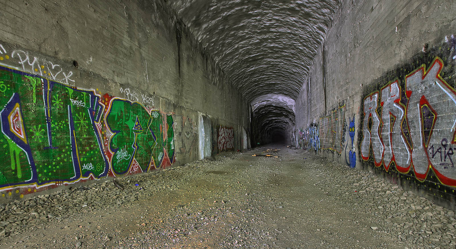 Počáteční úsek tunelu pod ulicí Kumpulantie a tramvajovou tratí je vyztužen betonovým ostěním, které dále mizí a tunel vede přímo rostlou skálou.