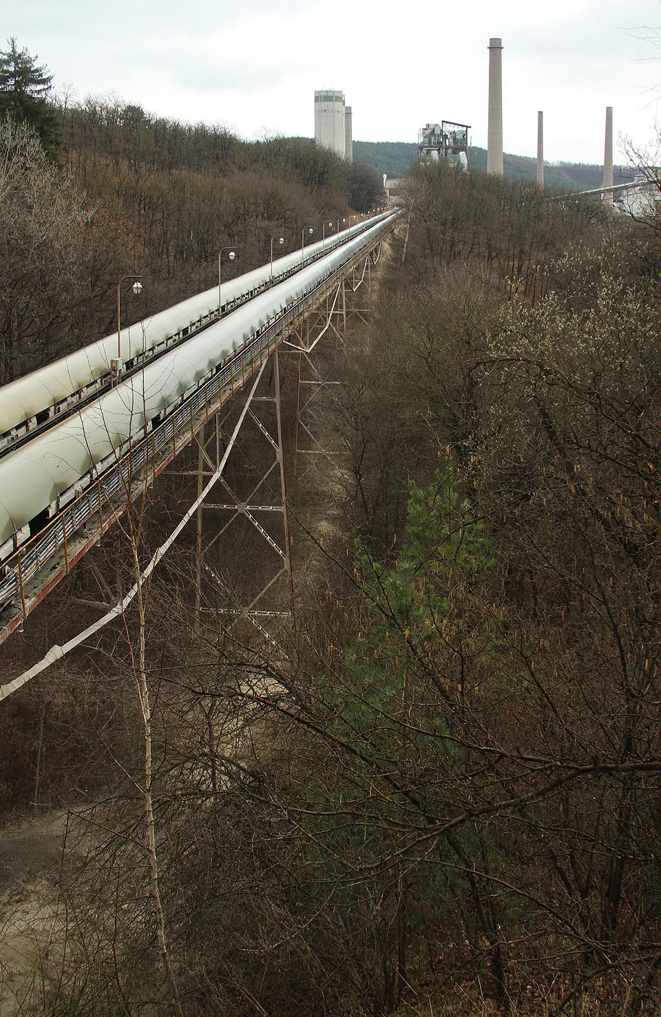 Příhradový dopravníkový most nad potokem Vlčákem dosahuje slušné výšky 20 m. Příhradový dopravníkový most nad potokem Vlčákem dosahuje slušné výšky 20 m.