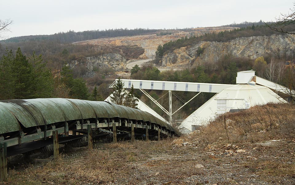 Hned zpočátku překonává dopravník převýšení přes 35 m, které by činilo nákladním autům na silnici značné problémy, o klasické železnici ani nemluvě. Hned zpočátku překonává dopravník převýšení přes 35 m, které by činilo nákladním autům na silnici značné problémy, o klasické železnici ani nemluvě.