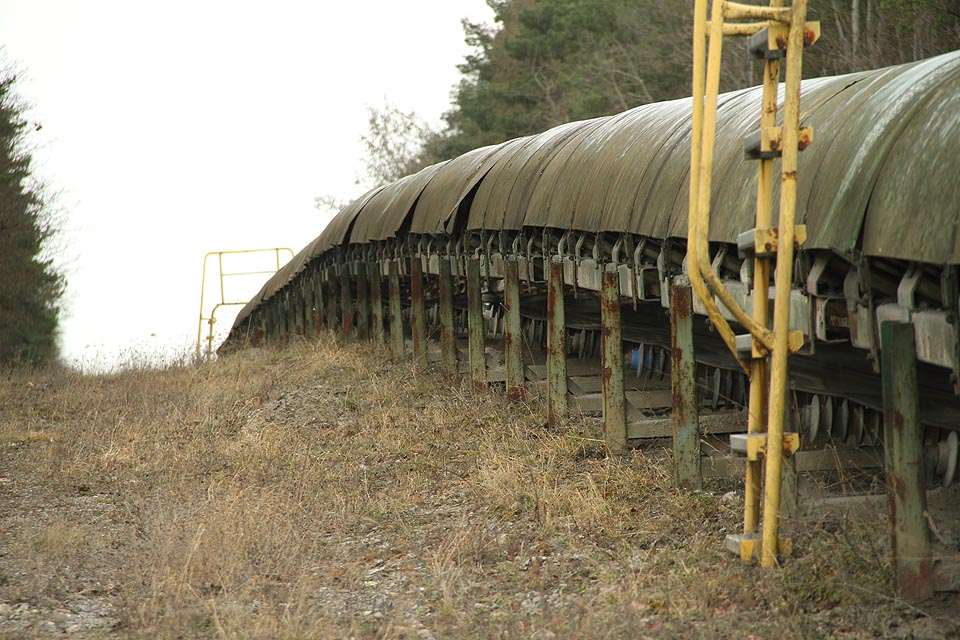 Neúnavný pracant táhne nadrcené kamení po svahu vzhůru k nebi s pravidelným skřípotem. Jeho pásy mizí kdesi v lese za obzorem. Neúnavný pracant táhne nadrcené kamení po svahu vzhůru k nebi s pravidelným skřípotem. Jeho pásy mizí kdesi v lese za obzorem.