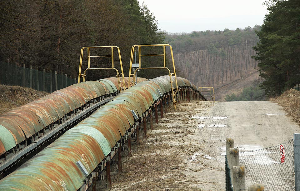V nejvyšším bodě své dráhy dosahuje dopravník výšky 381 m nad mořem. Středem stepně travnatého průseku prochází lehce zaprášeným, ale jinak nerušeně přírodním lesem. V nejvyšším bodě své dráhy dosahuje dopravník výšky 381 m nad mořem. Středem stepně travnatého průseku prochází lehce zaprášeným, ale jinak nerušeně přírodním lesem.