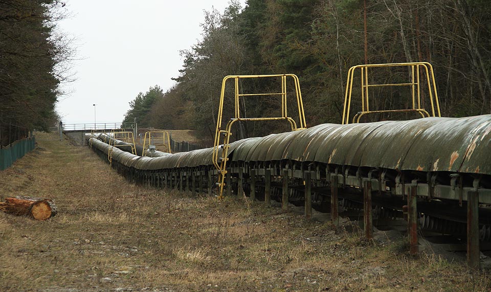 Kromě schopnosti zdolávat prudké svahy je pásový dopravník výhodný také díky své schopnosti kopírovat terén se všemi jeho nerovnostmi. Narozdíl od pozemní lanovky tak nepotřebuje přemisťovat mnoho zeminy pro srovnání sklonu. Kromě schopnosti zdolávat prudké svahy je pásový dopravník výhodný také díky své schopnosti kopírovat terén se všemi jeho nerovnostmi. Narozdíl od pozemní lanovky tak nepotřebuje přemisťovat mnoho zeminy pro srovnání sklonu.