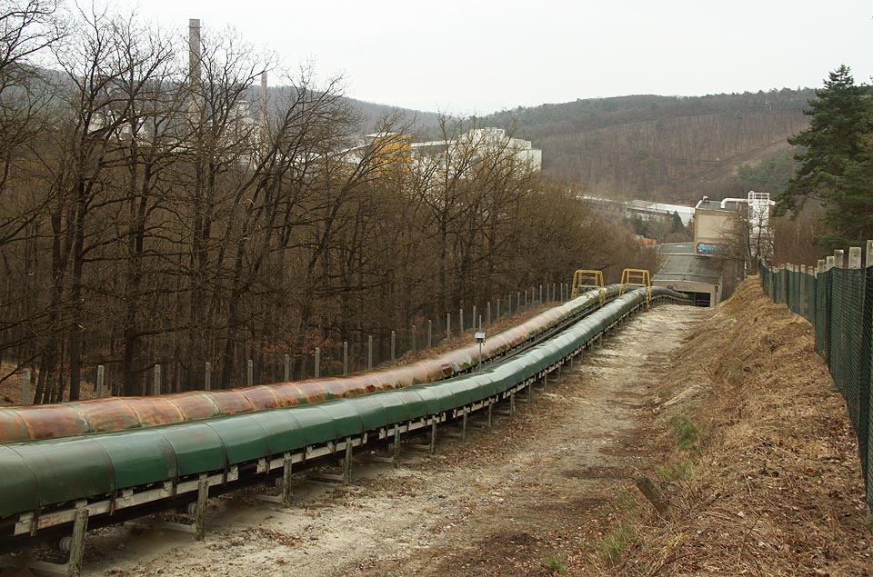 Zhruba v polovině svojí délky se pásový dopravník sklání do údolí potoka Roketnice a blíží se na dohled cementárně a vápence. Zhruba v polovině svojí délky se pásový dopravník sklání do údolí potoka Roketnice a blíží se na dohled cementárně a vápence.