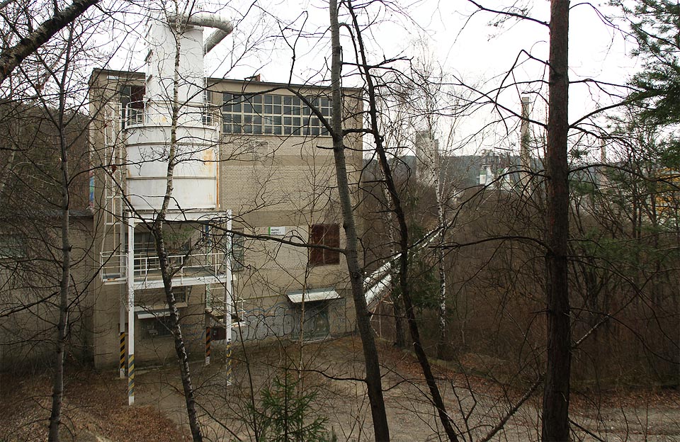 Sklon na dno údolí by zde byl ovšem příliš strmý, proto s trasportem pomáhá přesýpací stanice č. 2, ve které kamenivo přepadává z jednoho pásu na druhý a v ostrém úhlu míří na most nad potokem Vlčákem. Sklon na dno údolí by zde byl ovšem příliš strmý, proto s trasportem pomáhá přesýpací stanice č. 2, ve které kamenivo přepadává z jednoho pásu na druhý a v ostrém úhlu míří na most nad potokem Vlčákem.