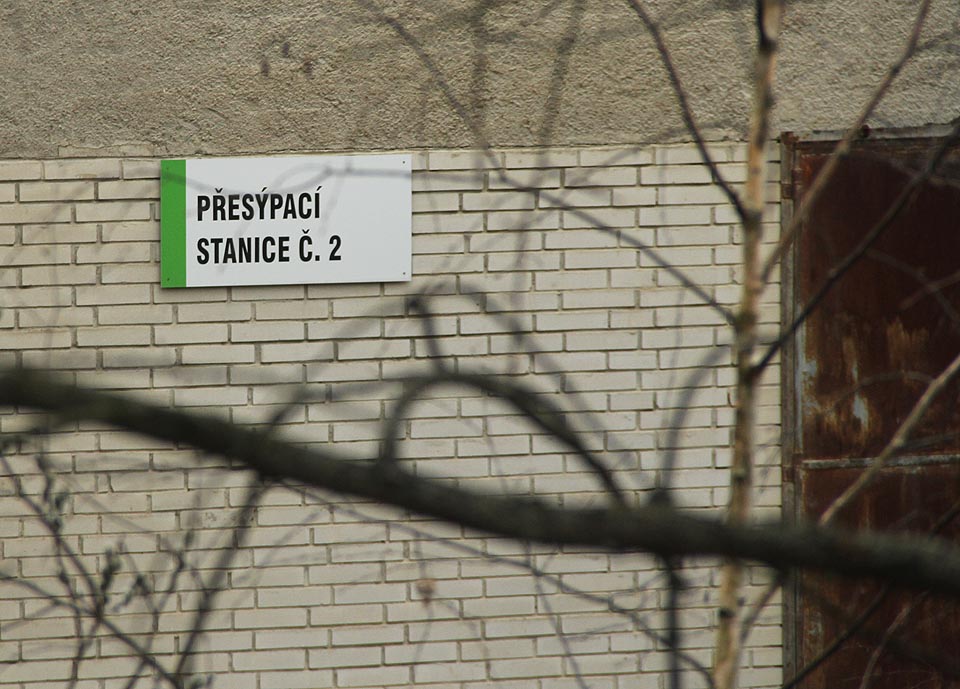 Dopravník i přesýpací stanice jsou v nepřístupném prostoru. Ale ne zase tak moc. Dopravník i přesýpací stanice jsou v nepřístupném prostoru. Ale ne zase tak moc.