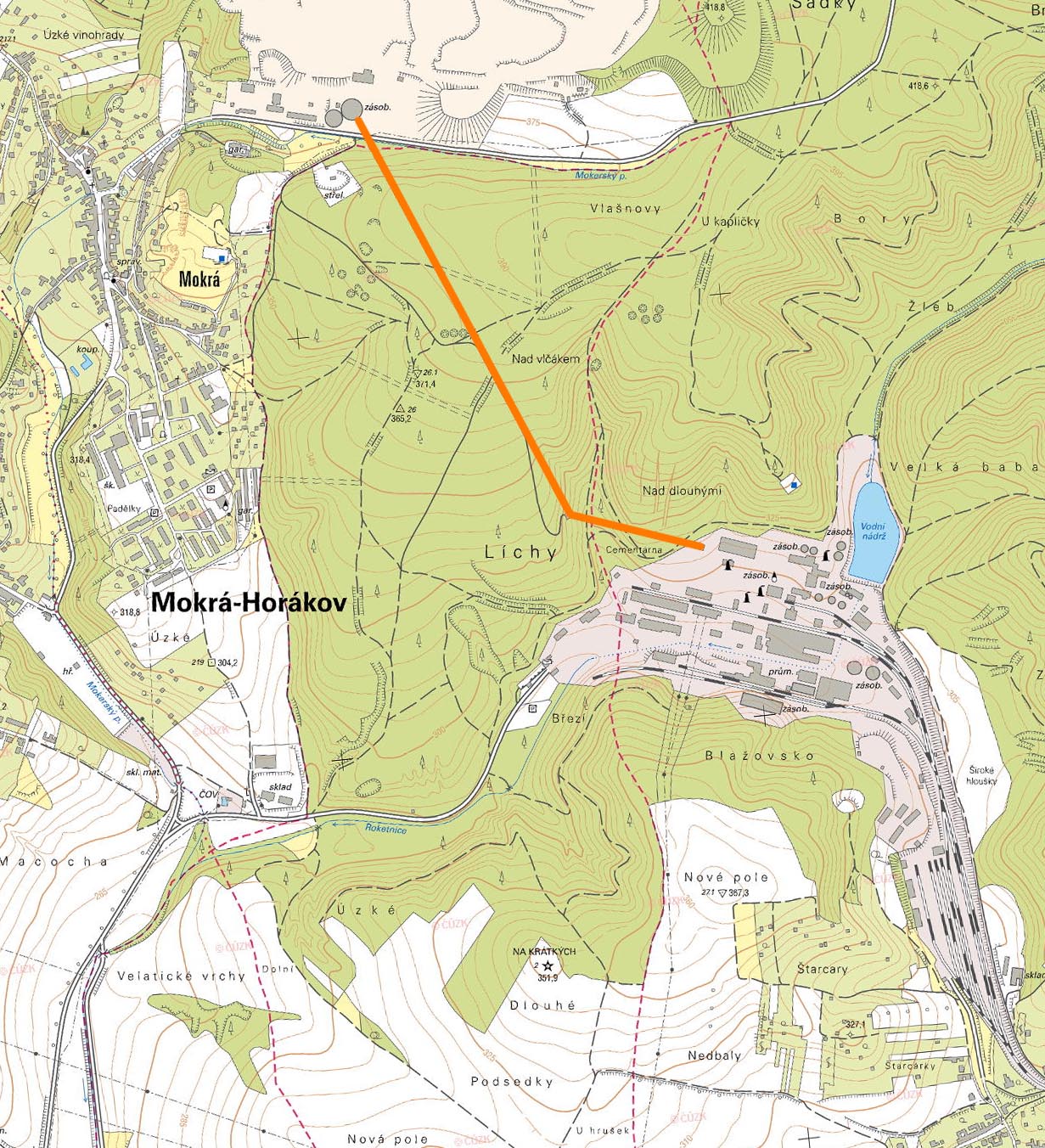 Oranžovou čarou je vyznačen pásový dopravník ze zásobníku vápence na kraji velkolomu (na severu), přes hřbítek kopce až k přesýpací stanici č. 2, kde se téměř kolmo lomí a zatáčí k východu přes dvojici mostů do areálu cementárny a vápenky. Oranžovou čarou je vyznačen pásový dopravník ze zásobníku vápence na kraji velkolomu (na severu), přes hřbítek kopce až k přesýpací stanici č. 2, kde se téměř kolmo lomí a zatáčí k východu přes dvojici mostů do areálu cementárny a vápenky.