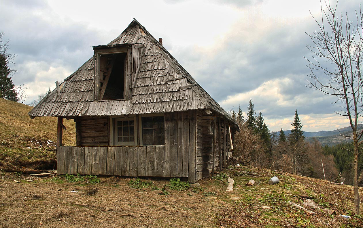 Za zamčenými dveřmi s proskleným oknem v nejvyšší z roubenek je jediná obývaná světnice. Stojí v ní postel s načechranou peřinou. Celou zimu.