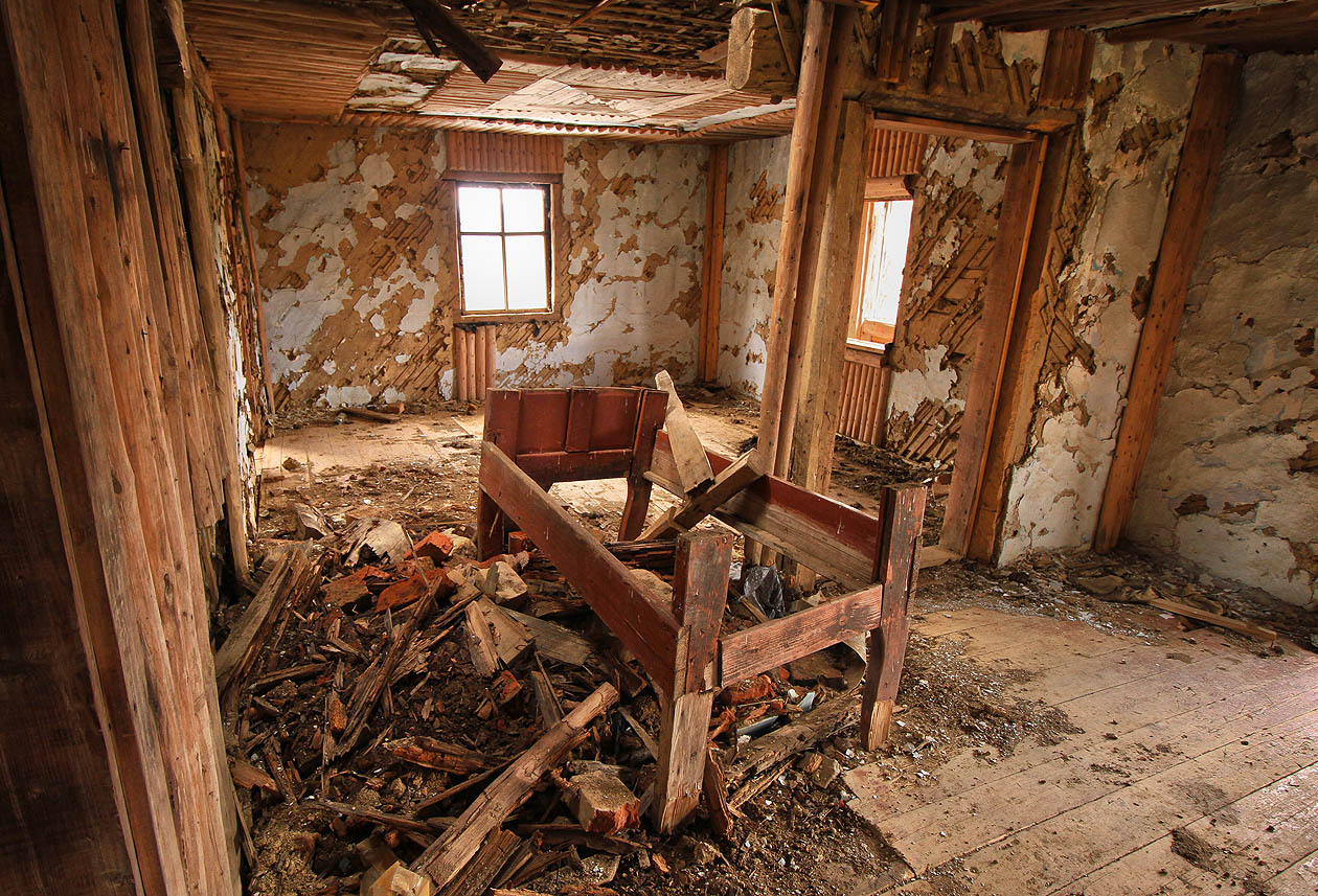 Jedna stěna docela zmizela a na jejím místě se nachází trošku záhadný kus nábytku. Trošku připomíná dětskou postýlku, ale jeho účel byl možná úplně jiný.