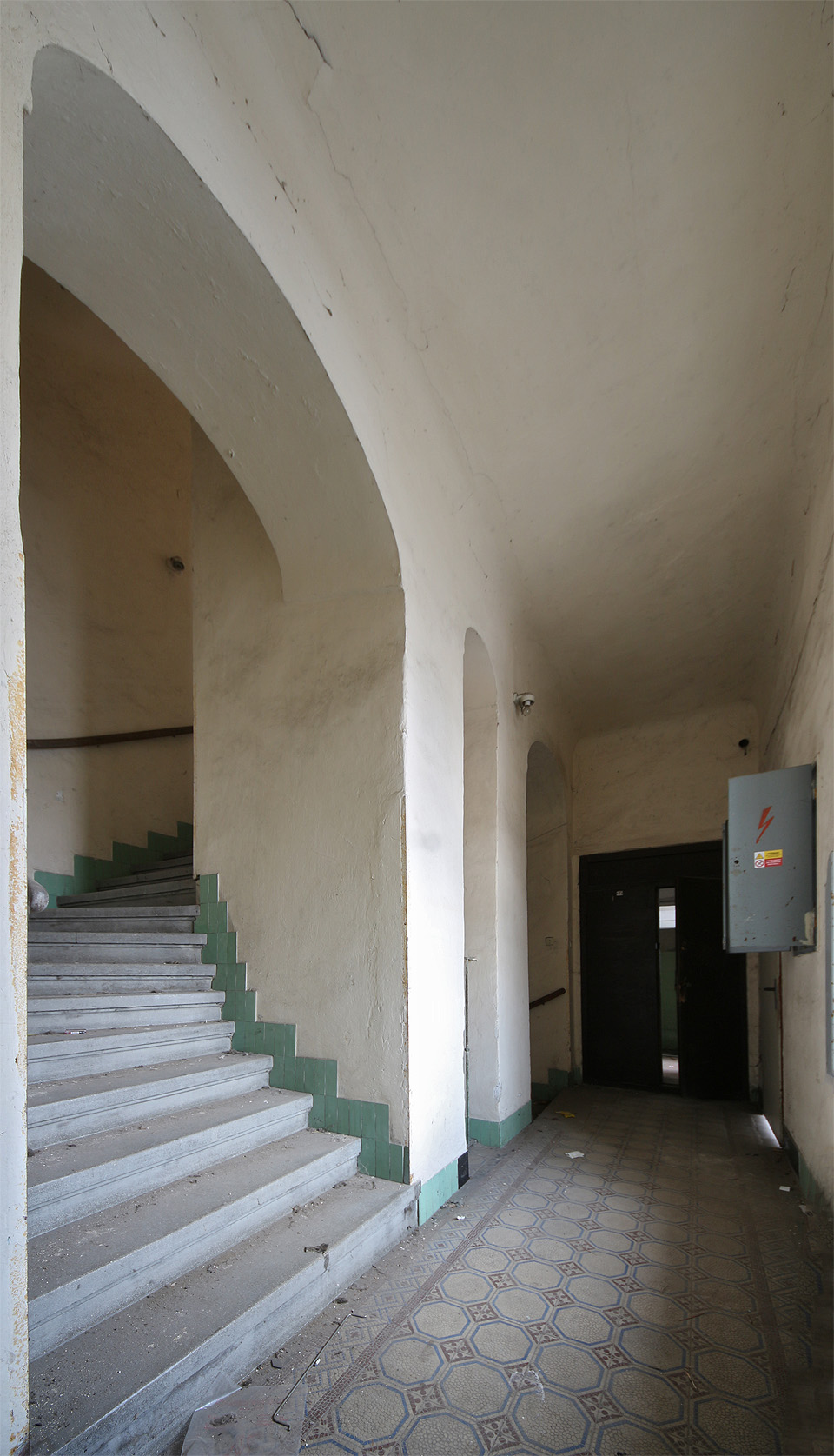 Není nic klasičtějšího v uličkách Horního a Dolního Cejlu, než kamenná schodiště dělnických pavlačáků, kroutící se ve tvaru písmene U jako meandry nedalekého Svitavského náhonu.