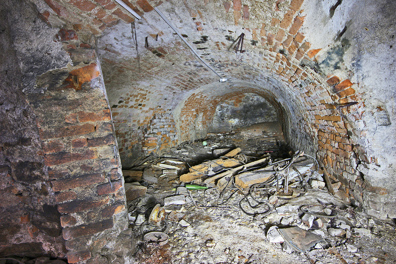 Svoji neveselou návštěvu začínáme ve sklepě domu, zaklenutém dle dobových zvyků valenou cihlovou klenbou.
