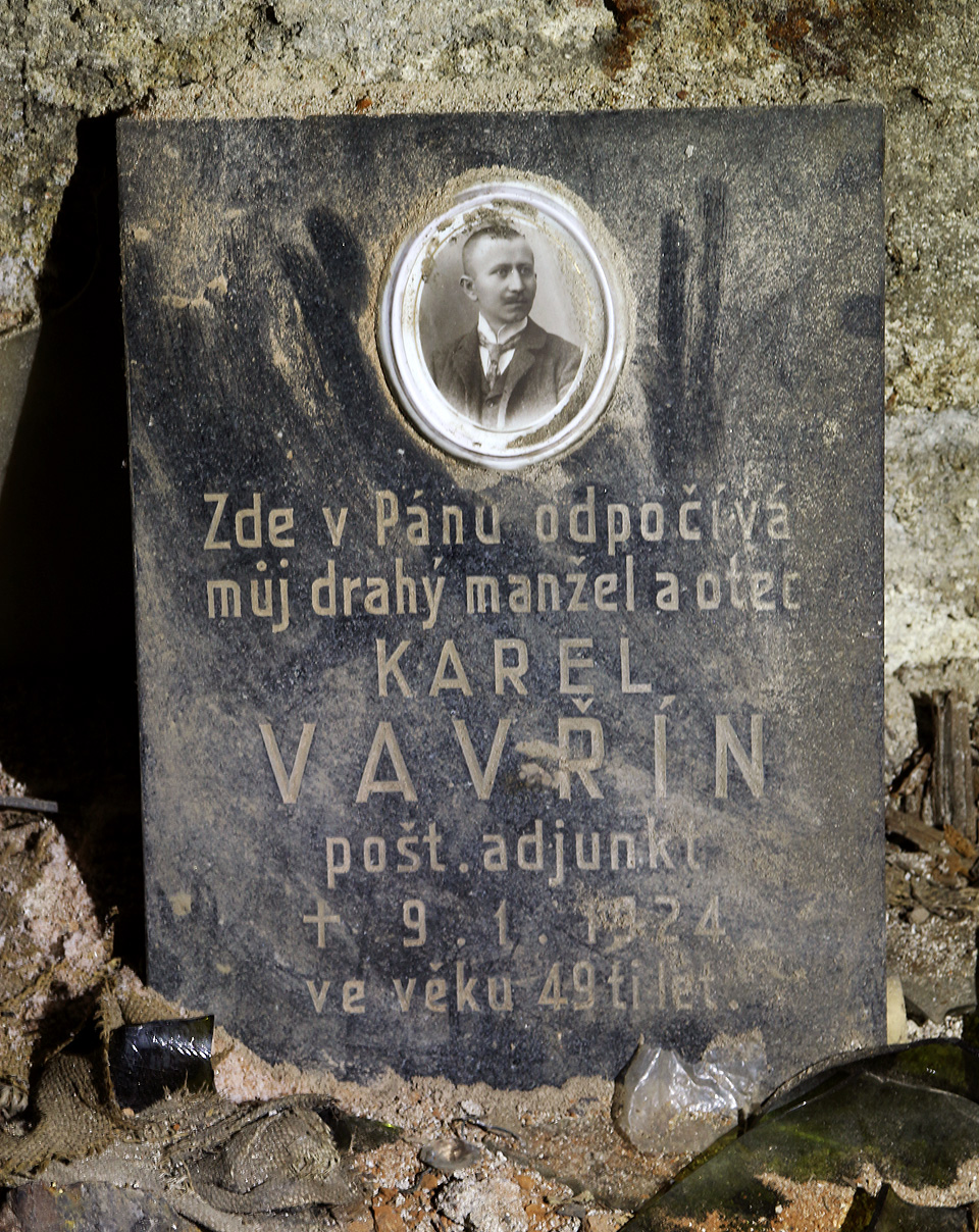 Poštovní adjunkt Karel Vavřín odpočívá ve svém hrobě již přes jedno století. Jak dlouho odpočívá jeho náhrobek ve sklepě domu, nevíme. Co nás ale zaujalo, je fakt, že byl něčí drahý manžel a současně otec. Do začátku 20. století se na náhrobcích běžně objevovalo povolání zesnulých, dnes zvyk takřka úplně vymizelý.