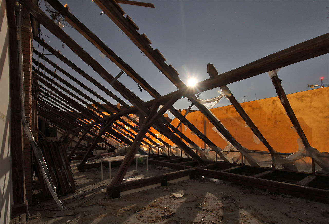 Úplněk stříbří obnažené krovy umírajícího pavlačového domu na Příční 12. Když tyhle trámy stavební dělníci vztyčovali, vládl ještě nad Brnem rakouský císař!
