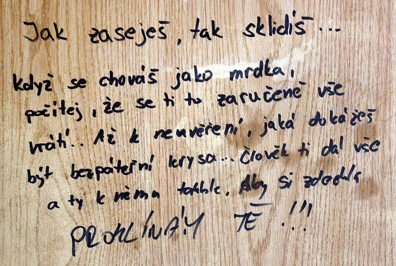 Život zde byl drsný po staletí, a to až dodnes. Pro pomluvy, sváry i nesváry, kouzla, nadávky a kletby tu nikdo nemusel chodit daleko. Stačilo třeba k sousedovým dveřím…