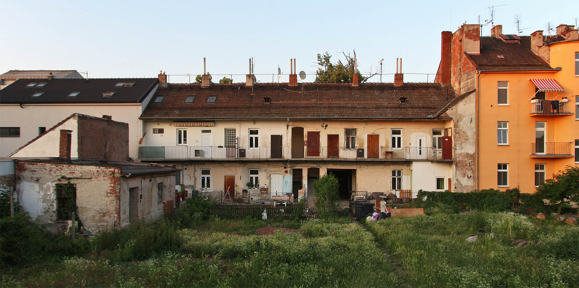 Jak se píše na starých pohlednicích, toto je celkový pohled. Nikdo už nespočítá, kolik lidí tu prožilo pár týdnů nebo desítky let svého života. Kolik párů nohou dupalo po kamenných schodech a kolik dětí školou povinných objevovalo tajemná zákoutí zarostlé zahrady za domem.