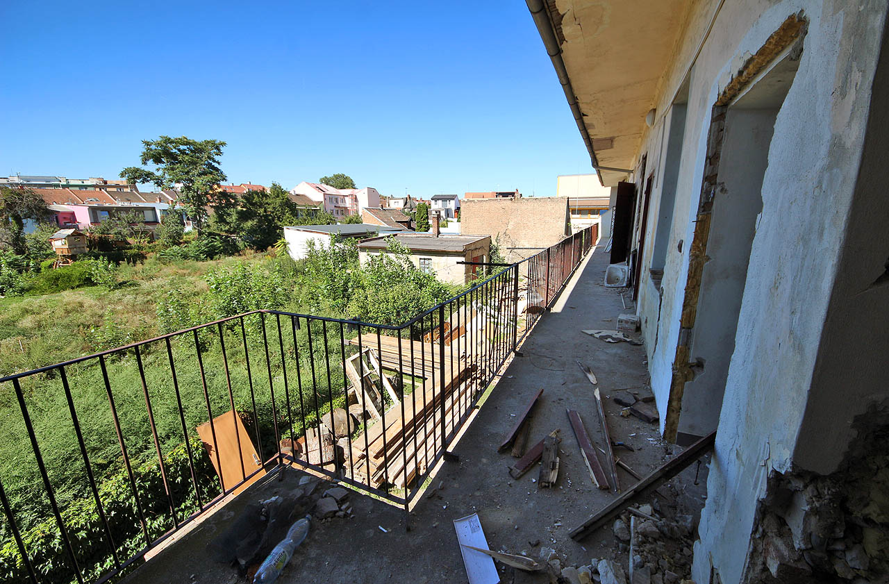 Pohled po délce pavlače od jihu k severu.