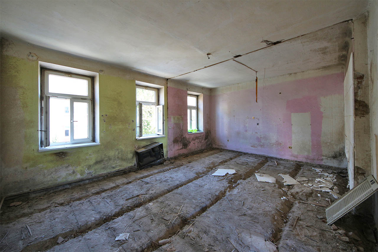 Nedostatek prostoru řešili obyvatelé ve 2. polovině 20. století spojováním dvojic bytů do relativně důstojných prostor.