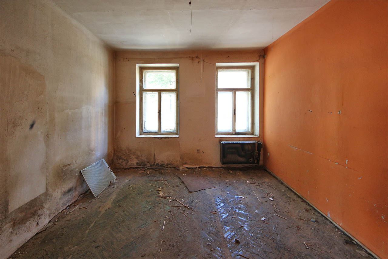 V jediném pokoji této velikosti obvykle žila celá rodina. Někdy čtyřčlenná, jindy třeba osmičlenná.