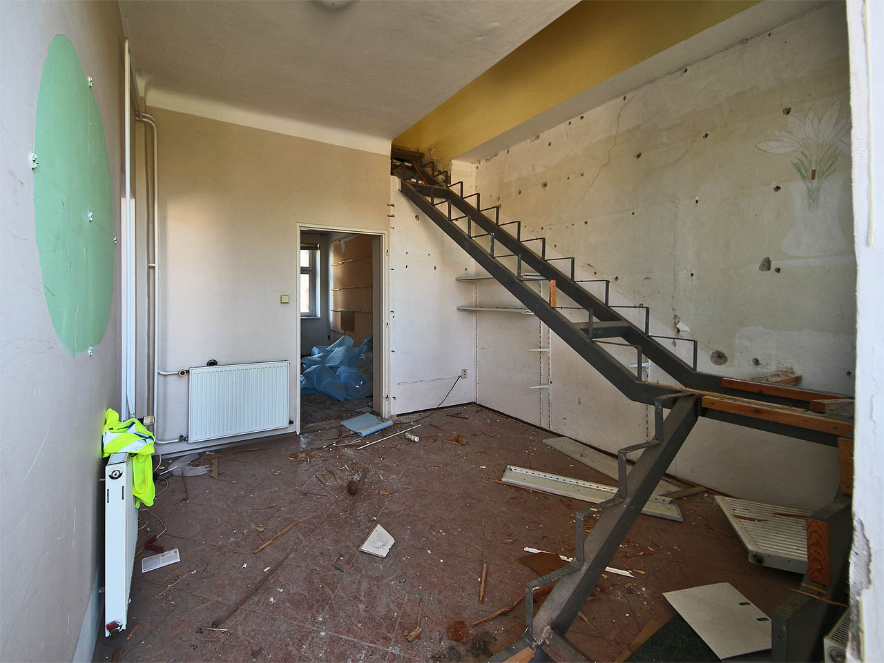 Úprava stvořila na počátku 21. století z nejsevernějšího bytu na pavlači byt etážový - to když si nájemníci se svolením města vybudovali na půdě malou vestavbu připojenou schodištěm.