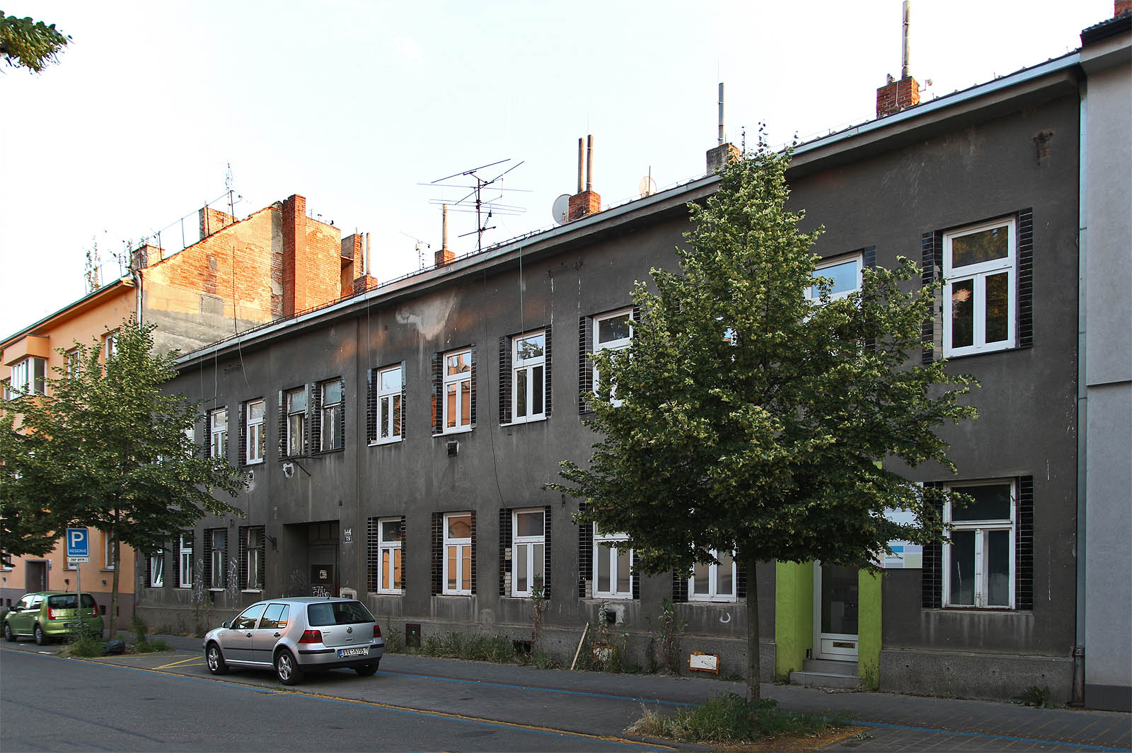 Svoji fasádou z ulice dělnický pavlačák poněkud klame. Druhotně byl ve 30. létech 20. století sjednocen omítkou i opaxitovými obklady oken s nárožním domem Šámalova 85 a jeho sourozenci Krokova 52 a 52a.