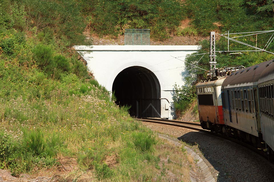 Tunel leží v prudkém oblouku o poloměru jen málo přes 300 m - trať se zde stáčí ze severozápadního směru k jihozápanímu.