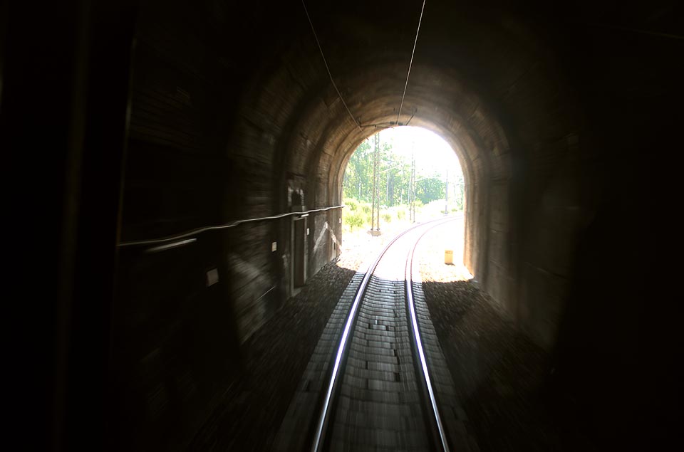 Pendolino tunelem projíždí rychlostí přesahující 100 km/h.