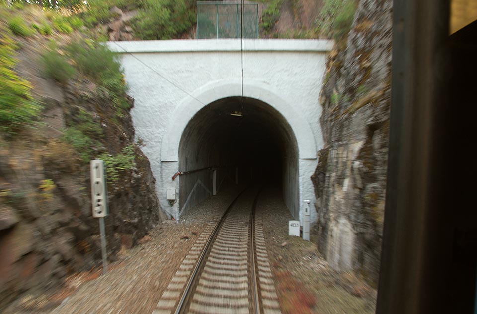 Západní portál tunelu se nachází přímo na konci Ošelínského zhlaví stanice Pavlovice.