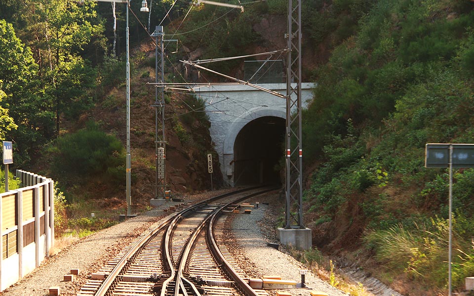 Pohled na Pavlovický tunel ze železniční stanice Pavlovice.