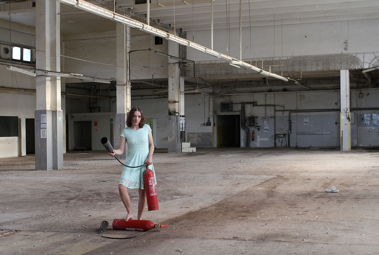 Odvážná školačka, která nás již tradičně provede opuštěným areálem, zde zastává též roli odvážné hasičky.