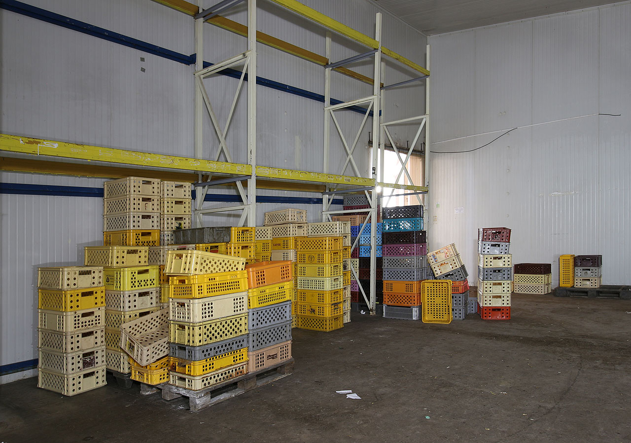 Sklady pečiva bez pečiva. Ještě to tu trošku voní. A nebo se nám to jen zdá?