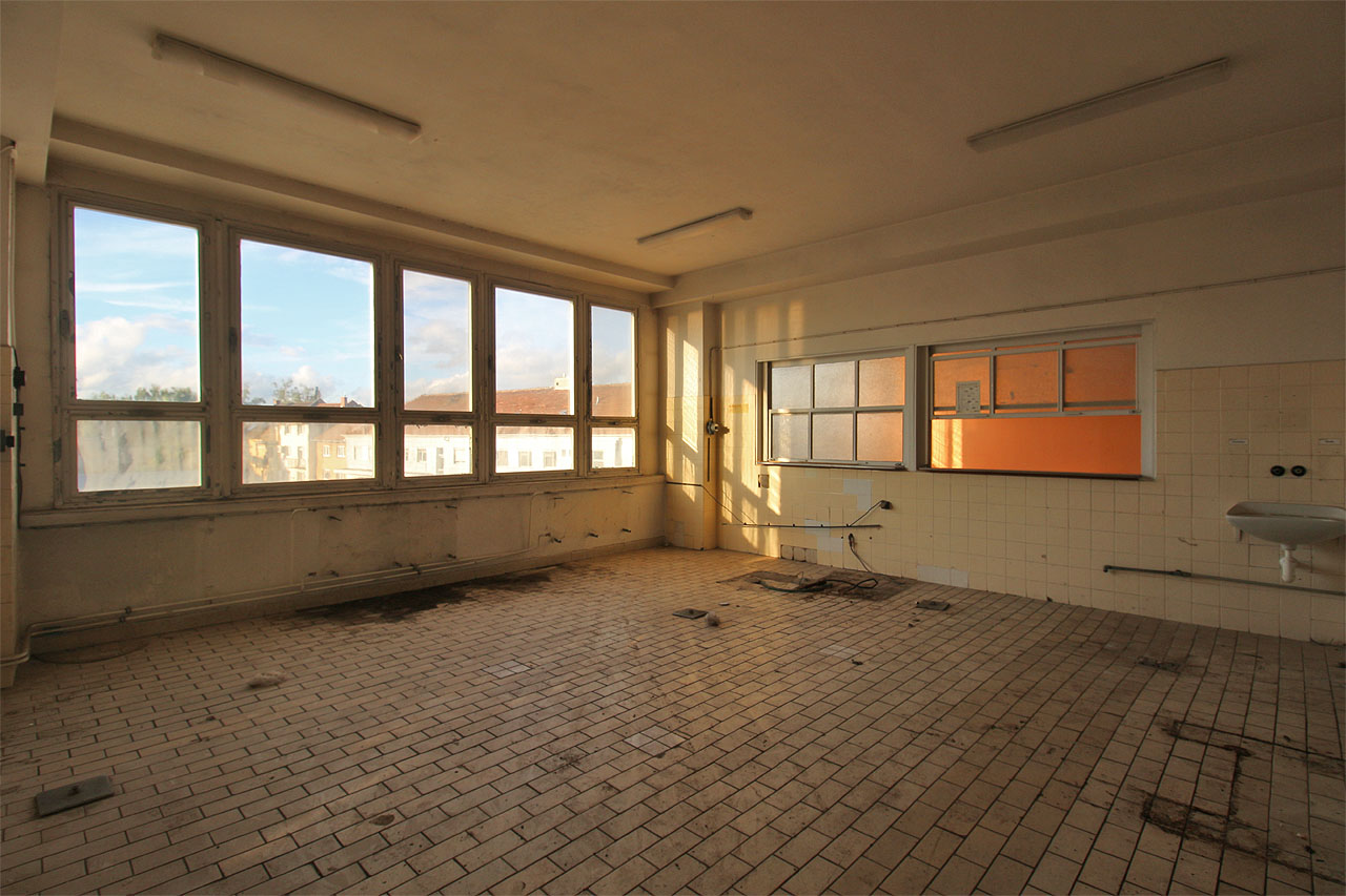 V severovýchodním cípu se nacházela mimo jiné též zaměstnanecká jídelna.