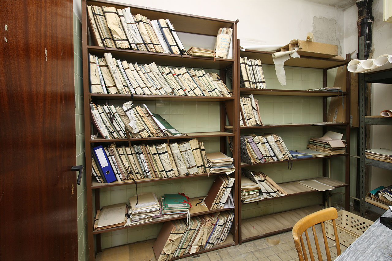 Podnikový archiv v severním křídle skýtá hodně balastu, ale i cenné informace o historii areálu. Škoda, že nemáme možnost je nastudovat do větších podrobností.