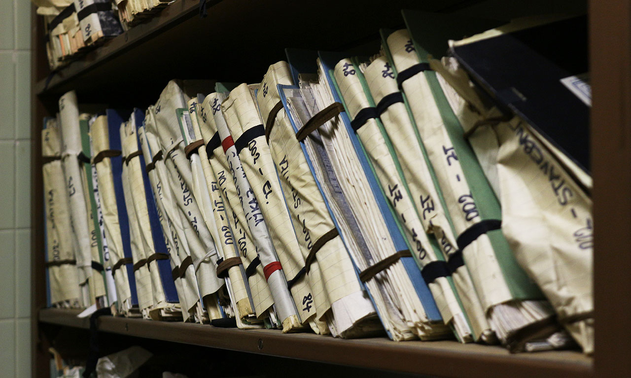 Bylo by tu čtení na hodně dlouhých zimních večerů… Kupodivu se do toho nechce ani odvážné školačce.