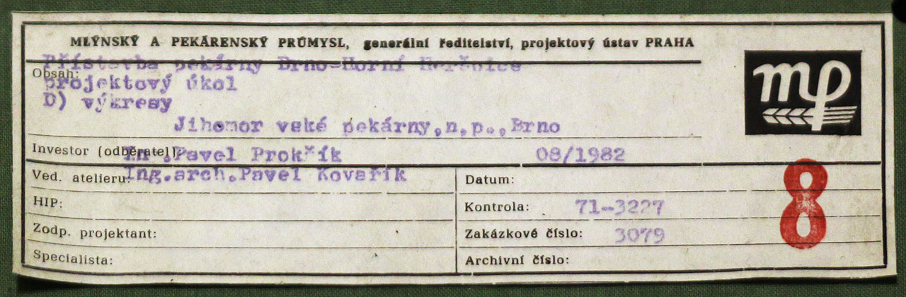 Národní podnik se tehdy jmenoval Jihomoravské pekárny a ještě sídlil v původním menším areálu. V roce 1982 se již ale připravovala přístavba na současnou velikost.