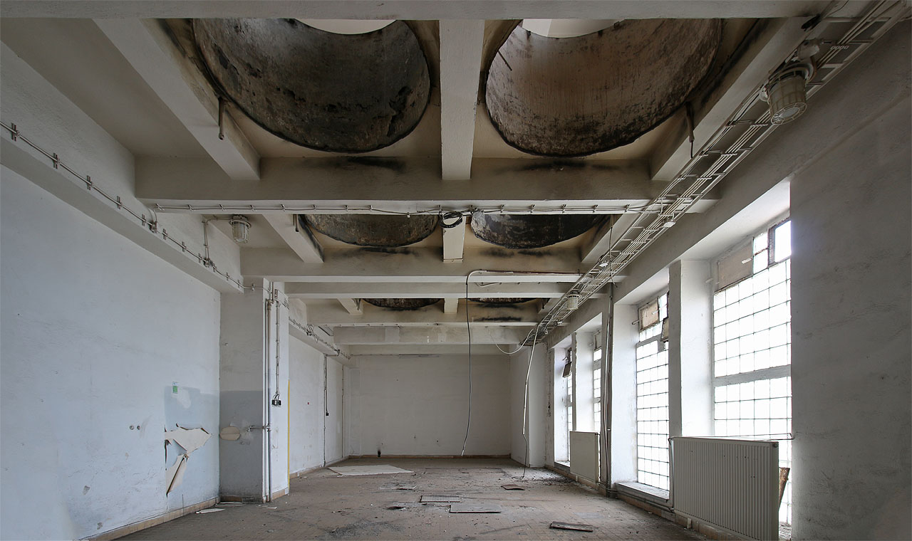 Třeba do budovy sil. Válcové nádrže už někdo dávno rozřezal a proto je nutné chodit po budově s nejvyšší opatrností, aby člověk nechtěně neprocestoval několik pater najednou.