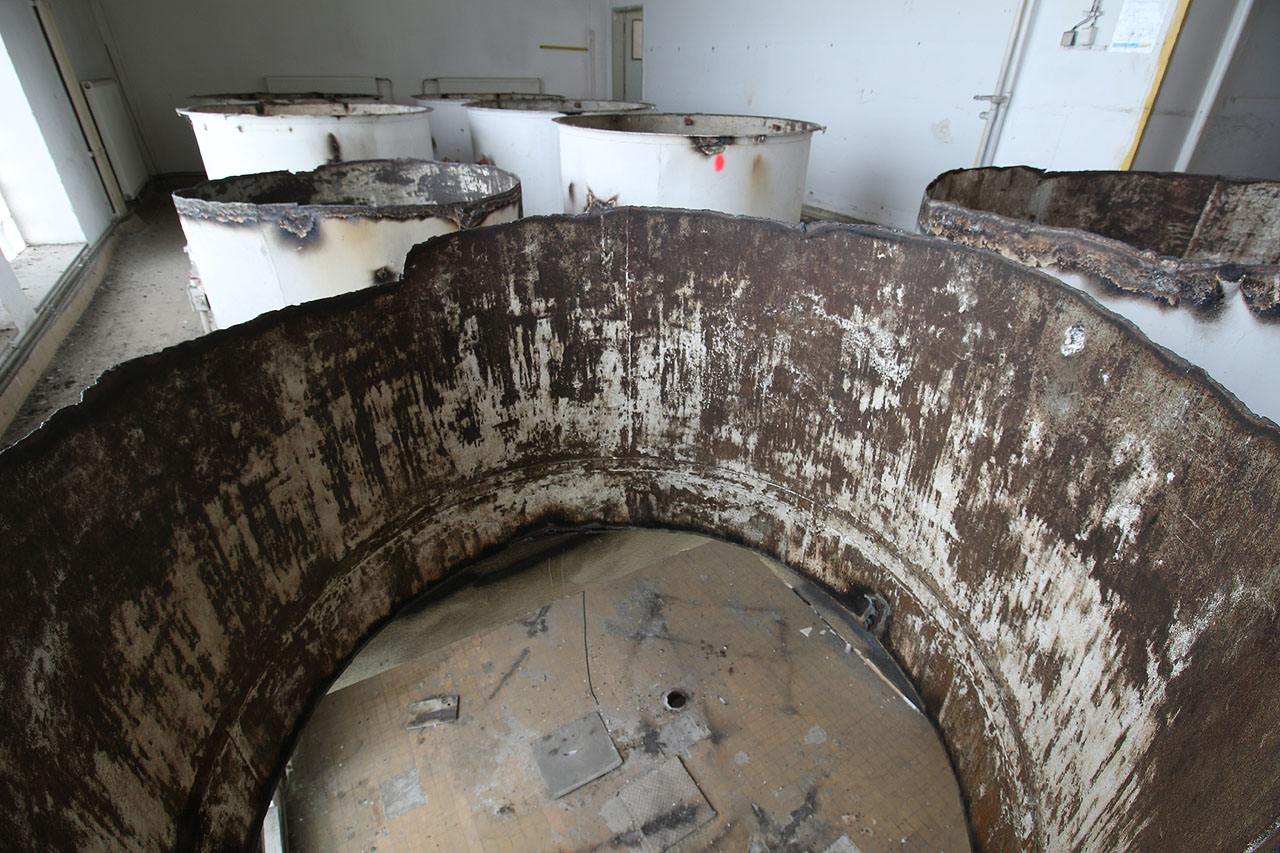 Pohled skrze odřezanou nádrž o patro níž.