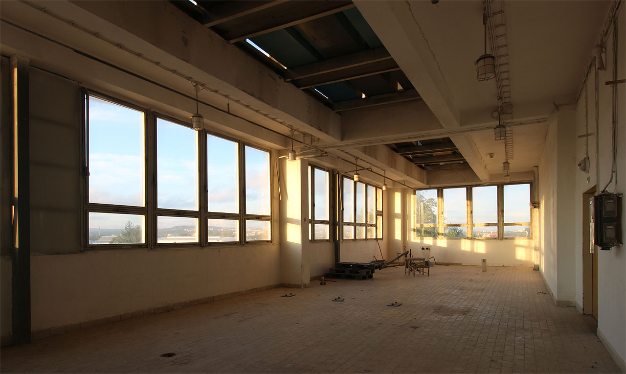 Z nejvyšších pater administrativní budovy je pěkný výhled. Na heršpické nádraží, na domky v okolí a na areál poněkud záhadné firmy s názvem Exit 194, o které se nedá na internetu mnoho zjistit. Na jejím dvoře ale lze občas  zahlédnout nejmodernější vojenská zařízení.