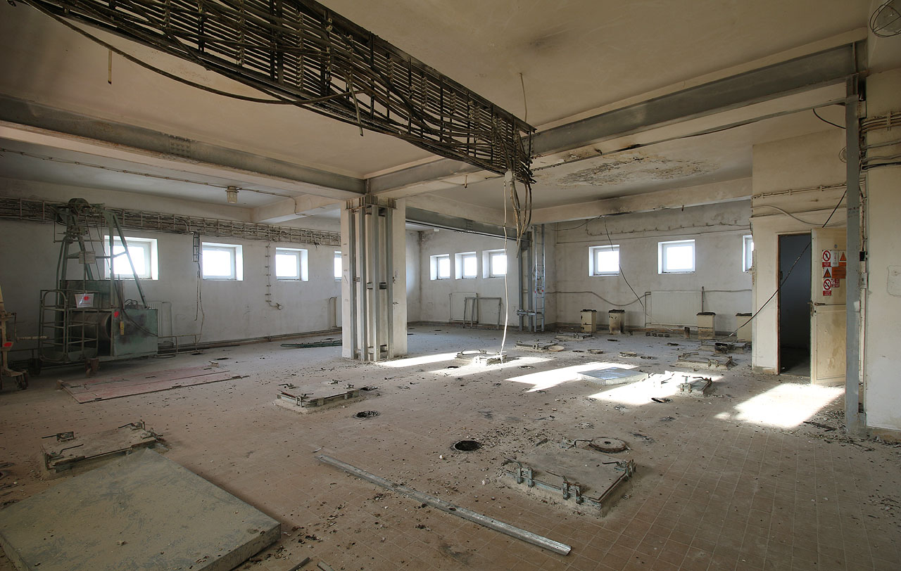 Nejvyšší patro větší z obou věží ukrývajícíh sila na mouku. Pod poklopy se kdysi ukrývaly stovky tun muk.