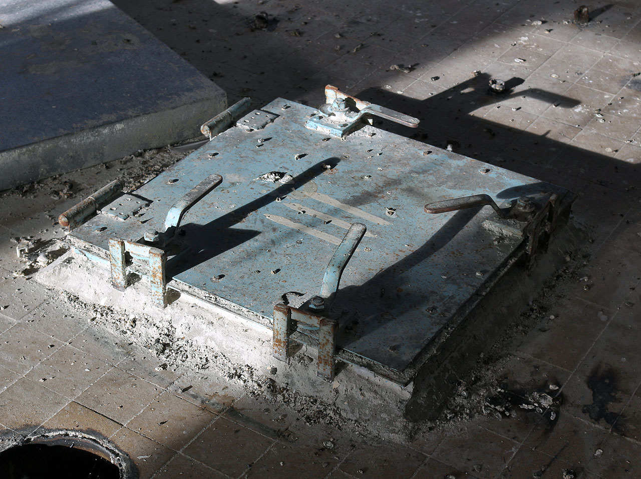 Nádrž číslo III. Pod poklopem se lze utopit v mouce nebo taky způsobit výbuch celého areálu díky moučnému prachu.